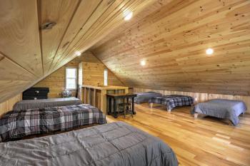 Lovely Ulster Cabin with Hot Tub, Fire Pit and 3 Ponds!